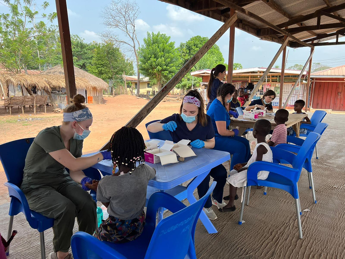 Ghana-health-care-volunteers